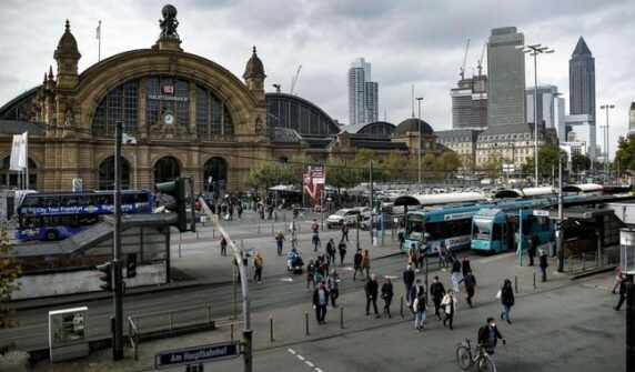 ۔،۔ فرینکفرٹ ریلوے اسٹیشن کے علاقہ میں لاٹھی سے حملہ متاثرہ شخص شدید زخمی۔ نذر حسین۔،۔