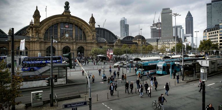 ۔،۔ فرینکفرٹ ریلوے اسٹیشن کے علاقہ میں لاٹھی سے حملہ متاثرہ شخص شدید زخمی۔ نذر حسین۔،۔