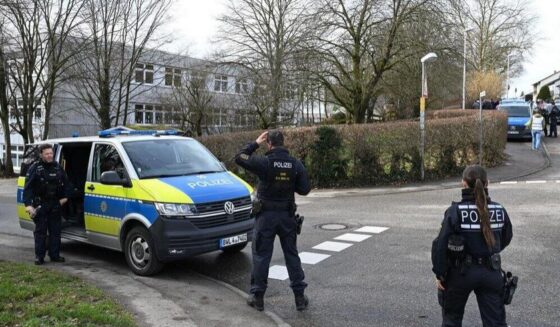 ۔،۔ جرمنی کے شہر کارلسروئے کے قریب بریٹن کے اسکول میں تیرہ 13سالہ بچے نے ایک طالب علم پر چاقو سے حملہ کر دیا۔ نذر حسین۔،۔