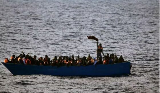 ۔،۔ اطالوی جزیرے (لامپی ڈوزہ) Lampedusa  پہنچنے سے کچھ دیر قبل تارکین وطن کی کشتی ڈوب گئے۔ نذر حسین۔،۔