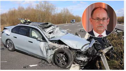 ۔،۔ وزیر برائے اقتصادی امور کی کار کا خوفناک حادثہ،کار الٹ گئی۔نذر حسین۔،۔