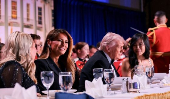 ۔،۔ امریکی صدر ڈونلڈ ٹرمپ کے گالا ڈنر کے دوران فائرنگ۔ایک سیکورٹی گارڈ زخمی حملہ آور گرفتار۔ نذر حسین۔،۔