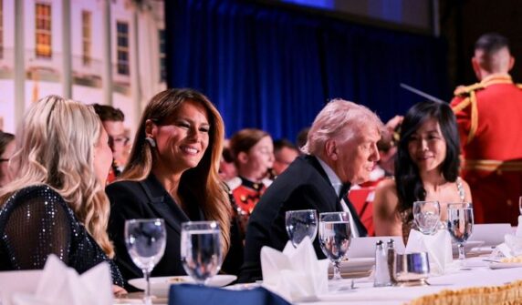 ۔،۔ امریکی صدر ڈونلڈ ٹرمپ کے گالا ڈنر کے دوران فائرنگ۔ایک سیکورٹی گارڈ زخمی حملہ آور گرفتار۔ نذر حسین۔،۔