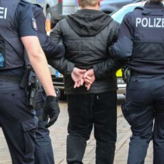 ۔،۔ فرینکفرٹ نیدر اُرسل میں تینتالیس سالہ شخص نے بر لب سڑک خاتون کو خوب پیٹا۔ نذر حسین۔،۔