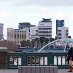 ۔،۔میلبورن میں گاڑی سڑک کنارے ایک روش کے ابھرے ہوئے حصّہ پر چڑھ گئی،ایک ہلاک،ایک شدید زخمی۔ نذر حسین۔،۔