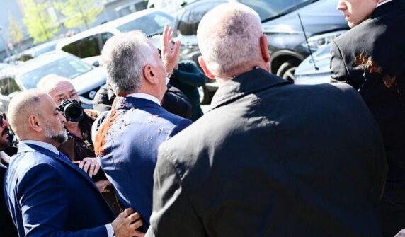 ۔،۔ محمد رضا شاہ پہلوی کے بیٹے رضا پہلوی نے ایران کے خلاف سخت موقف اختیار کرنے کا مطالبہ کر دیا۔ نذر حسین۔،۔