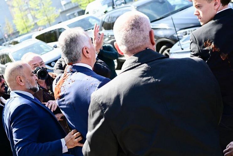 ۔،۔ محمد رضا شاہ پہلوی کے بیٹے رضا پہلوی نے ایران کے خلاف سخت موقف اختیار کرنے کا مطالبہ کر دیا۔ نذر حسین۔،۔