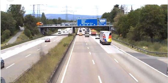 ۔،۔گشتی پولیس نے جعلی لائسنس پلیٹ  دیکھتے ہی گاڑی کا تعاقب کیا جو بعد میں خطرناک ریس میں تبدیل ہو گیا۔ نذر حسین۔،۔