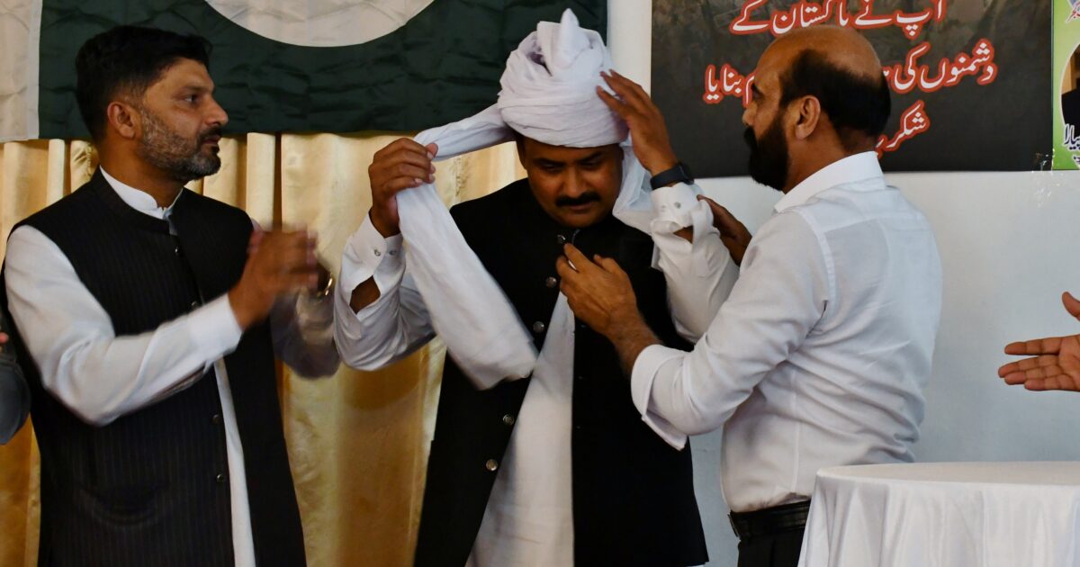 ۔،۔ چوہدری احسان الہی کا گجر یوتھ فورم یورپ کا صدر نامزد ہونے پر دستار بندی کی رسم۔ نذر حسین۔،۔