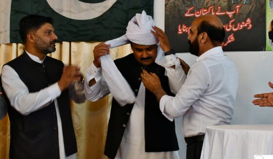 ۔،۔ چوہدری احسان الہی کا گجر یوتھ فورم یورپ کا صدر نامزد ہونے پر دستار بندی کی رسم۔ نذر حسین۔،۔