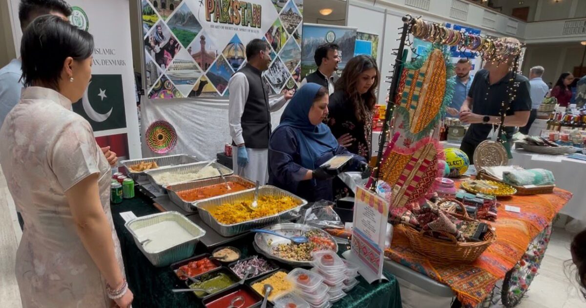 -,-رنگوں، ذائقوں اور ثقافتوں سے سجا سفارتی بازار — پاکستانی اسٹال توجہ کا مرکز بن گیا-واجد قریشی، (ڈنمارک)-,-