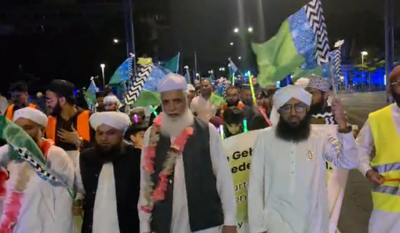 ۔،۔ جرمنی کے شہر آفن باخ میں جشن عید میلاد النبیﷺ کے سلسلے میں مشعل بردار جلوس۔ نذر حسین۔،۔