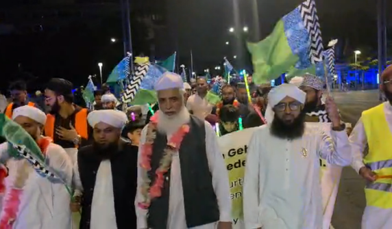 ۔،۔ جرمنی کے شہر آفن باخ میں جشن عید میلاد النبیﷺ کے سلسلے میں مشعل بردار جلوس۔ نذر حسین۔،۔