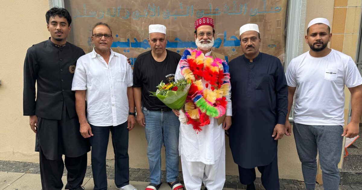 ۔،۔مسجد المدینہ سٹٹگارٹ میں روحانی اجتماع، معروف ثنا خوانوں کی شرکت، پاکستانی کمیونٹی کی بڑی تعداد میں شرکت۔،۔